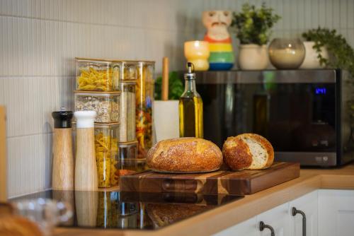Dapur atau dapur kecil di Spacious Family Fun with SUV Hire, Games, Full Kitchen