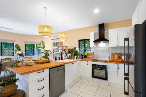 Dapur atau dapur kecil di Spacious Family Fun with SUV Hire, Games, Full Kitchen