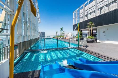 una piscina al costado de un edificio en Suasana Suites, en Johor Bahru
