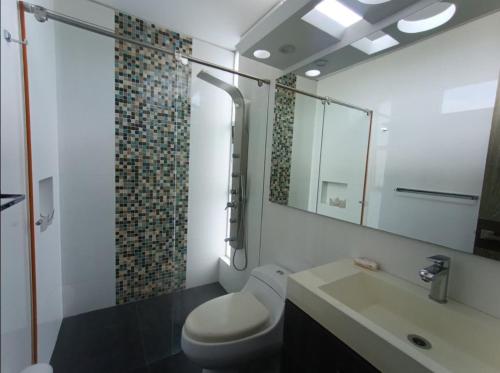 Ванная комната в ESPECTACULAR CASA QUINTA EN MELGAR con PISCINA PRIVADA
