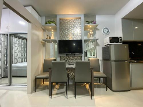 a kitchen and dining room with a table and chairs at Sea Residences MoA Manila in Manila