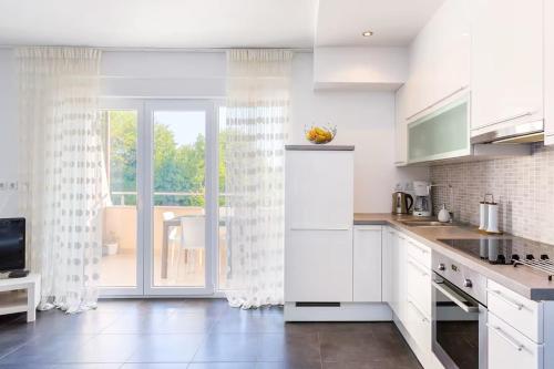 Modern 2-Bedroom Medulin Apartment with Balcony & Free Parking