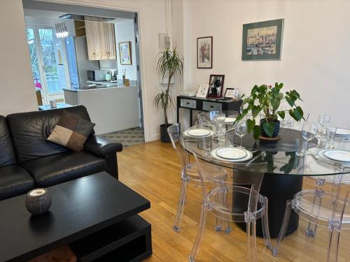 un salon avec une table avec des chaises et un canapé dans l'établissement Spacieux, lumineux et bien placé pour 6Personnes, parking intérieur, à Villeurbanne