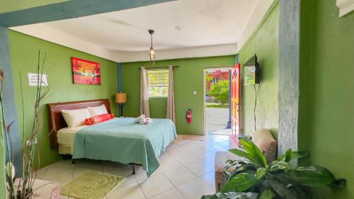 Tempat tidur dalam kamar di Lushes Lodge unit 2