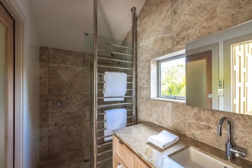 Bilik mandi di Serenity - Stay Waiheke