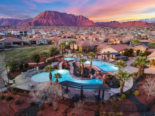 eine Luftaufnahme eines Resorts mit Bergen im Hintergrund in der Unterkunft Splash Zone #34 home in Santa Clara