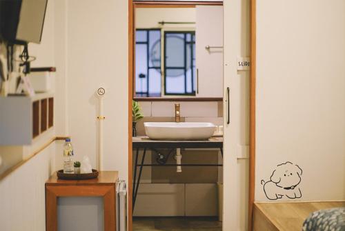 チェンライにあるSleepy House Chiang Raiのバスルーム(シンク、白いシンク付)