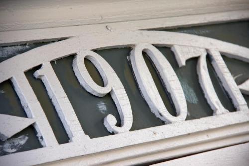 a close up of the word open on a window at Knutholmen in Kalvåg