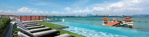 Kolam renang di atau dekat dengan The Prestige Hotel Penang, a Member of Design Hotels