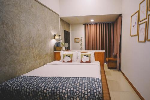 チェンライにあるSleepy House Chiang Raiのベッドルーム1室(大型ベッド1台付)