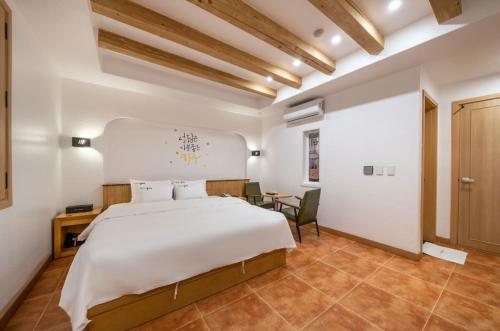Postel nebo postele na pokoji v ubytování Pyeongtaek Gallery Hotel