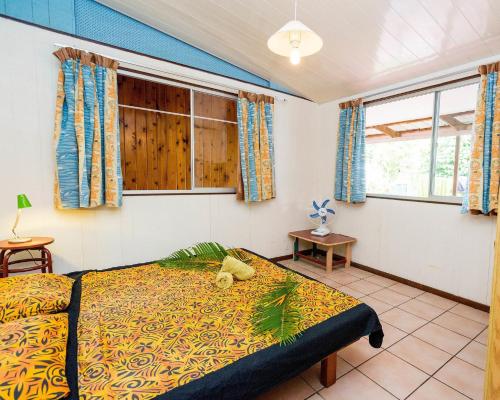 Postel nebo postele na pokoji v ubytování PENSION TE MITI hebergement touristique TAHITI - plage a 200m