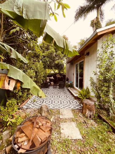 a garden with a patio and a house at Bienvenidos a la Pequeña Selva de Legnalife in Homestead