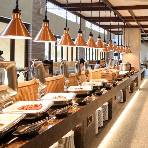 una línea de buffet con platos de comida en un restaurante en Mandarin Bay Resort and Spa, en Boracay