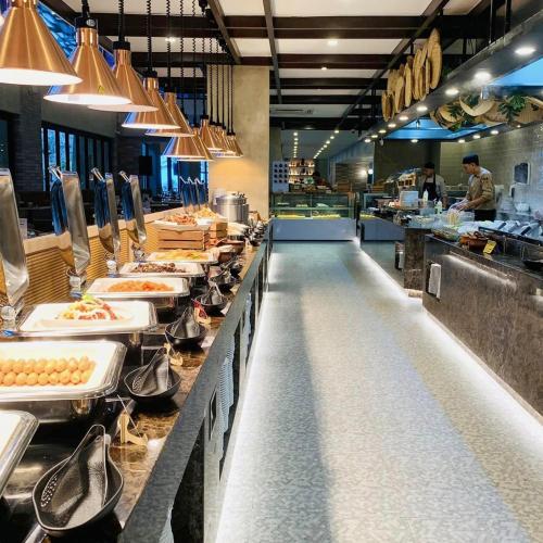 un restaurante con una línea de buffet con comida en Mandarin Bay Resort and Spa, en Boracay