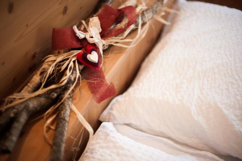 a close up of a bed with a pillow and aafiasenalsenal at Garnì Aurora Bed and Breakfast in Soraga