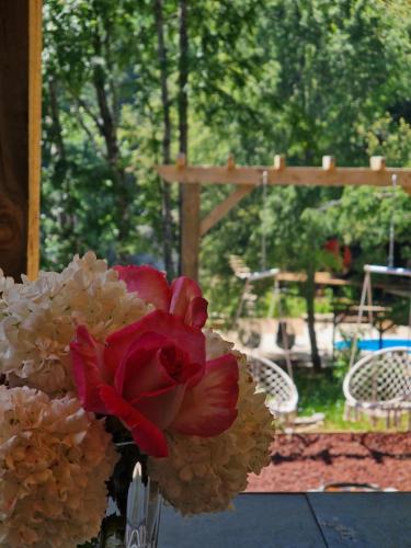 a vase filled with flowers sitting on a table at Ecos del Manantial in Villarrica