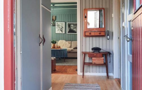 Ruang duduk di Stunning Home In Øydegard