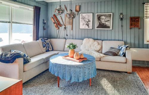 Ruang duduk di Stunning Home In Øydegard