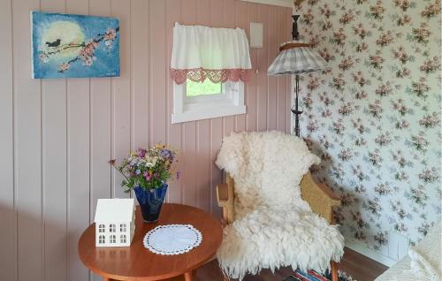 Ruang duduk di Stunning Home In Øydegard