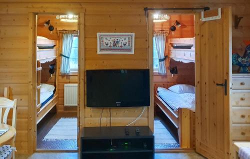 サレンにあるPet Friendly Home In Sälen With Saunaのテレビ、二段ベッド2台が備わる客室です。