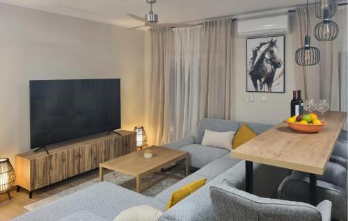 3 Bedroom Nice Apartment In Maslenica