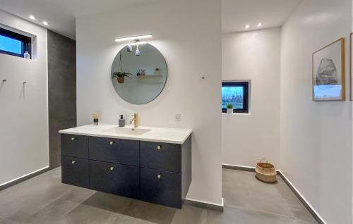 Un baño de Amazing Home In Børkop With Wifi