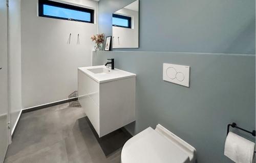 Un baño de Amazing Home In Børkop With Wifi