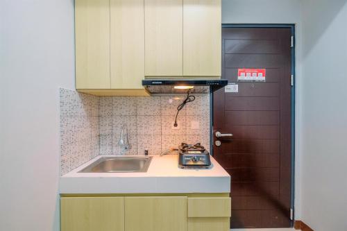 Η κουζίνα ή μικρή κουζίνα στο Nice and Elegant 1BR at Royal Heights Apartment By Travelio