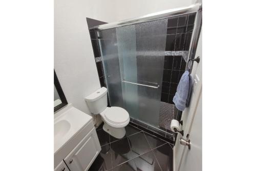 Ένα μπάνιο στο Spacious Family Friendly House 10 min to Zaragoza