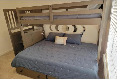 Ένα ή περισσότερα κρεβάτια σε δωμάτιο στο Spacious Family Friendly House 10 min to Zaragoza