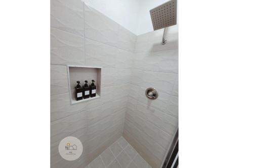 Ένα μπάνιο στο Spacious Family Friendly House 10 min to Zaragoza