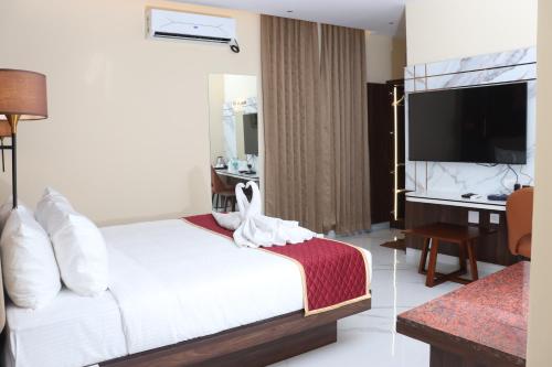 Postel nebo postele na pokoji v ubytování Sree Grand Inn
