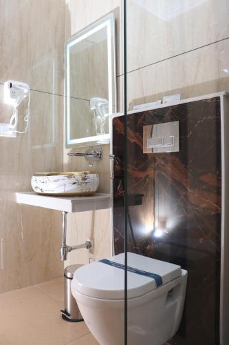 Bilik mandi di Sree Grand Inn