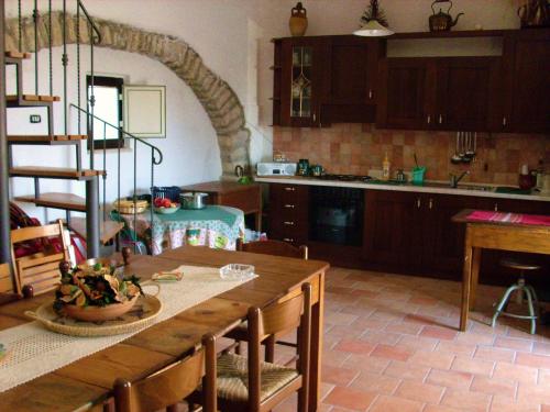 una cucina con tavolo in legno e una sala da pranzo di Casino Tonti Iarussi a Forlì del Sannio