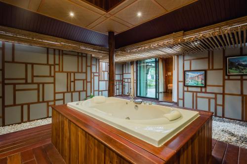 Ванная комната в Railay Village Resort