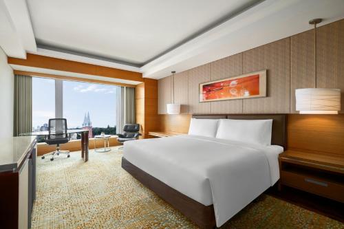 Postel nebo postele na pokoji v ubytování JW Marriott Hotel and Suites Saigon