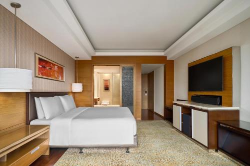 TV a/nebo společenská místnost v ubytování JW Marriott Hotel and Suites Saigon