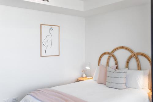 a bedroom with a bed with pink and white pillows at Coastal Luxe - Beachfront - Reduced to end Mar 2026! in Newcastle