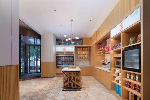 a restaurant with a table in the middle of a room at Hilton Garden Inn Chengde Mountain Resort in Chengde