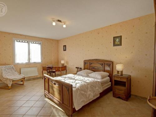 Posteľ alebo postele v izbe v ubytovaní Gîte avec jardin, jeux pour enfants et terrain de boules. Idéal pour rando et VTT! - FR-1-496-286