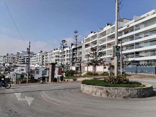 une rue vide en face d'un grand immeuble dans l'établissement Depa en Punta Hermosa, à Punta Hermosa