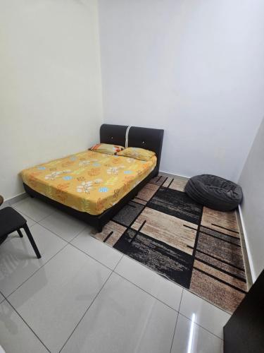 un letto su un piano in una stanza di alif homestay kulim a Kulim