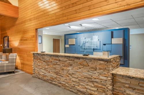 a lobby with a stone counter and a mirror at Holiday Inn Express & Suites Hayward by IHG in Hayward