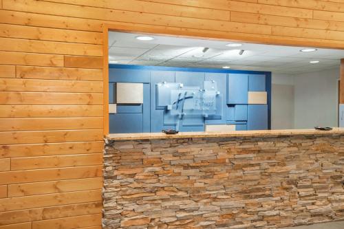 an office with a stone counter and blue walls at Holiday Inn Express & Suites Hayward by IHG in Hayward