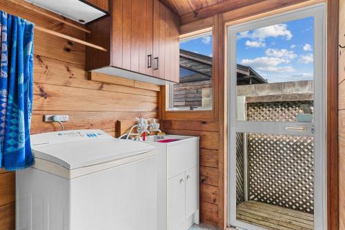 Gambar di galeri bagi Harbourview Haven - Mangawhai Heads Holiday Home di Mangawhai