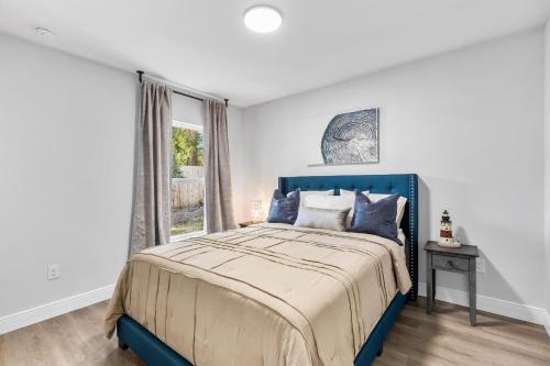 Ένα ή περισσότερα κρεβάτια σε δωμάτιο στο El Monte Cottage Gem 3 bedroom Home 5 mins to WEC in Ocala