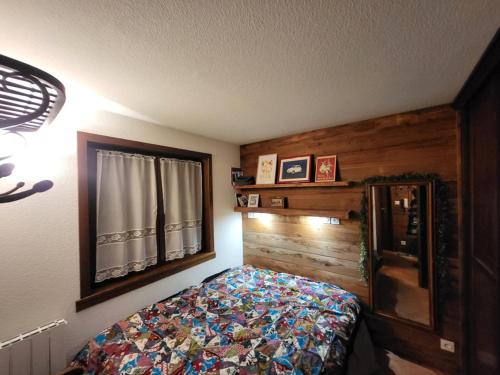 une chambre avec un lit et une fenêtre dans l'établissement Duplex 2 chambres centre Montgenèvre avec wifi - FR-1-266-240, à Montgenèvre