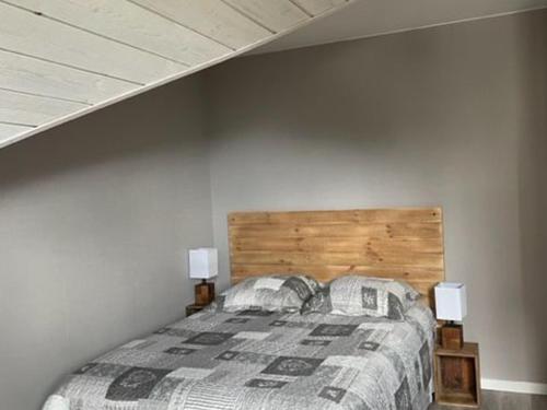 - une chambre avec un lit et deux lampes sur les tables dans l'établissement Gîte spacieux à Gérardmer avec vue sur lac, 3 chambres, Wi-Fi et parking - FR-1-589-761, à Gérardmer