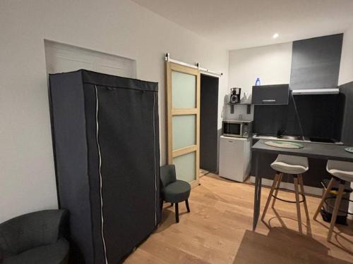 Photo de la galerie de l'établissement Studio moderne avec climatisation et Wi-Fi proche des Thermes, animaux acceptés - FR-1-703-197, à Amélie-les-Bains-Palalda